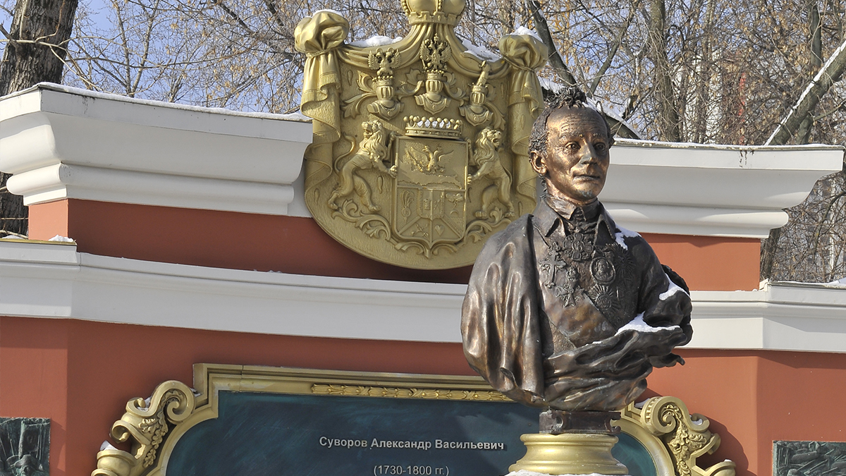 Бюст и герб А.В. Суворова