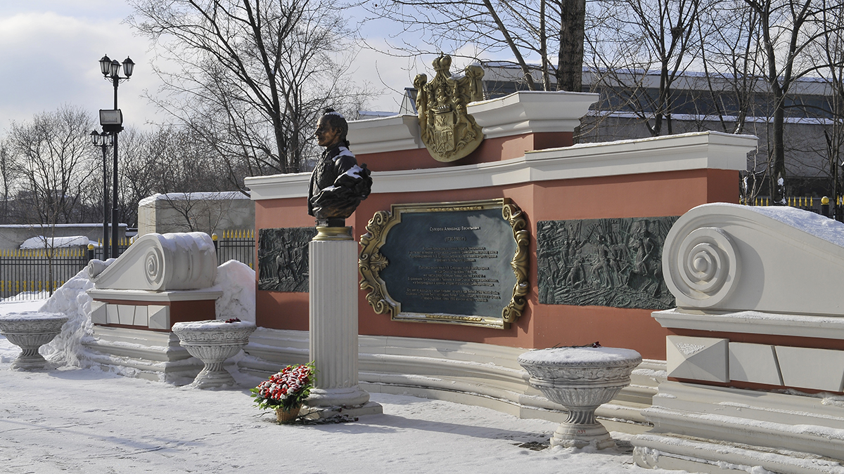 Бюст и герб А.В. Суворова