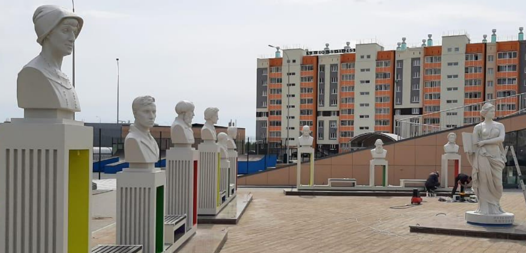 Бюсты писателей и скульптура Музы